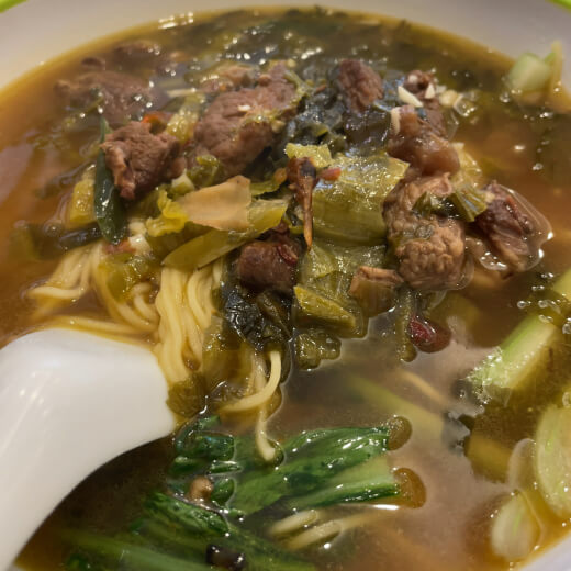 味香閣　漬け高菜入り牛肉麺